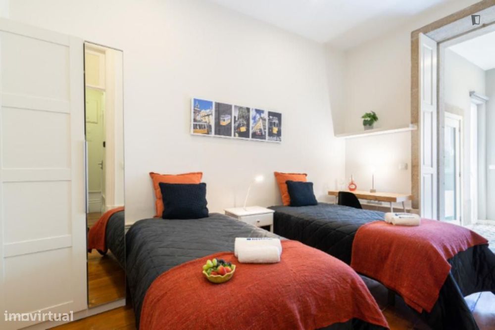 Room - located in Bonfim, Porto
