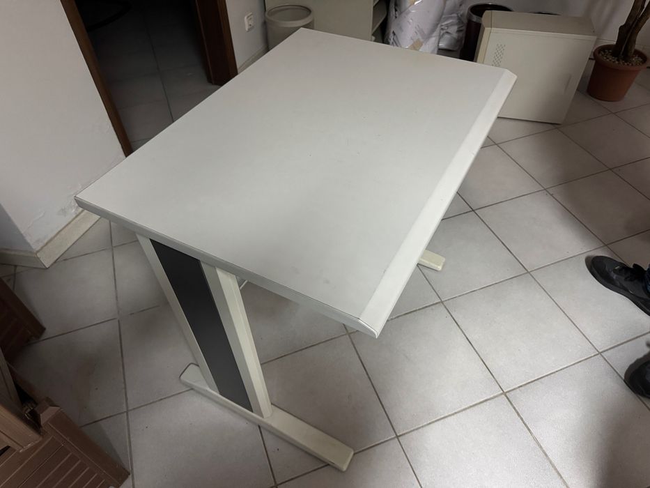 Secretárias Móveis Mobiliário Usado Razoável Conservação Marca Levira