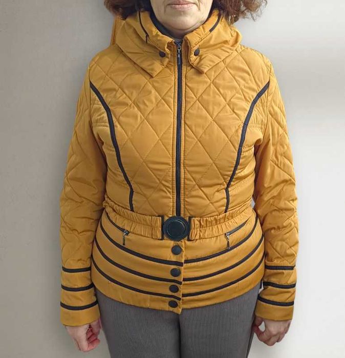 Весняна жіноча жовта куртка з поясом