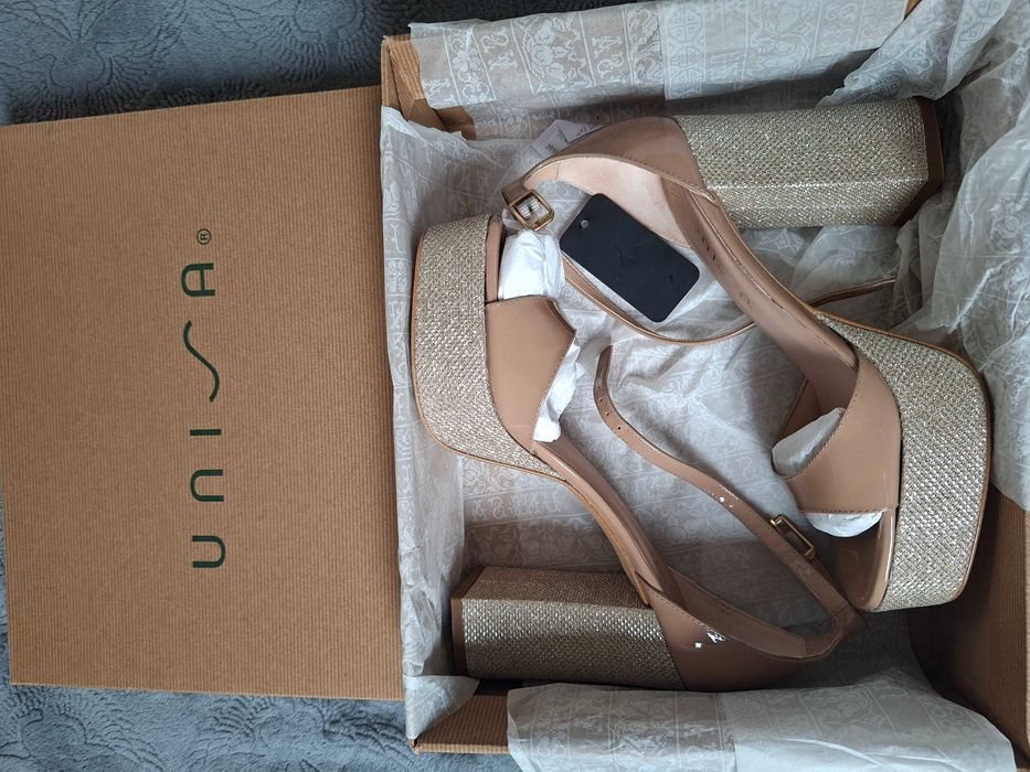 Przepiękne sandałki na platformie r 38