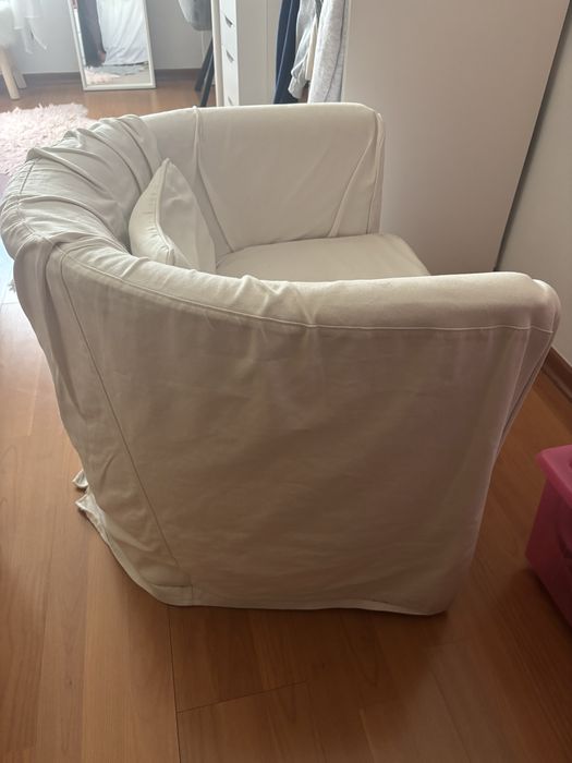 Poltrona branca com almofada