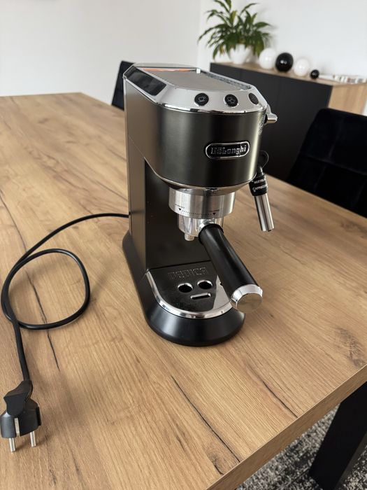 Ekspres delonghi dedica