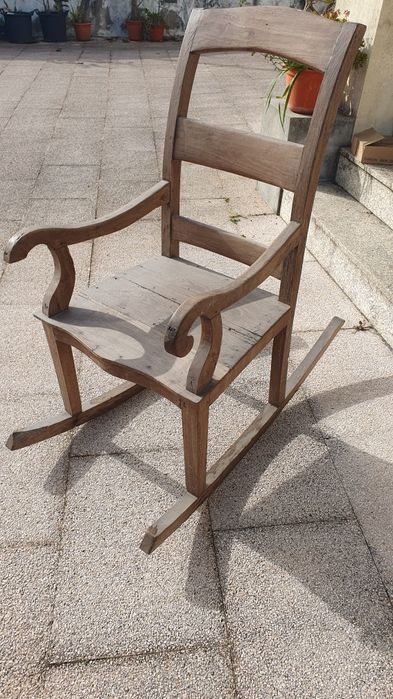 Cadeira de Baloiço Antiga em madeira rústica