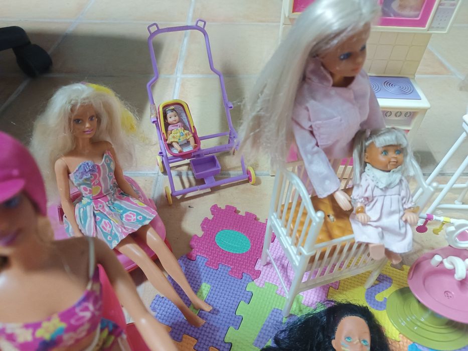 Conjunto - brinquedos bonecas/barbies