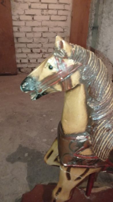 Stary konik drewniany na kółkach