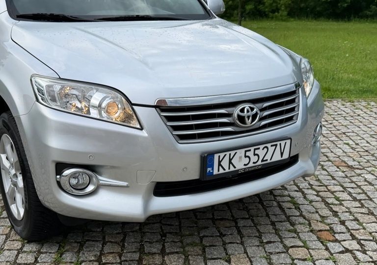 Toyota RAV4 2011 год  2.0 дизель