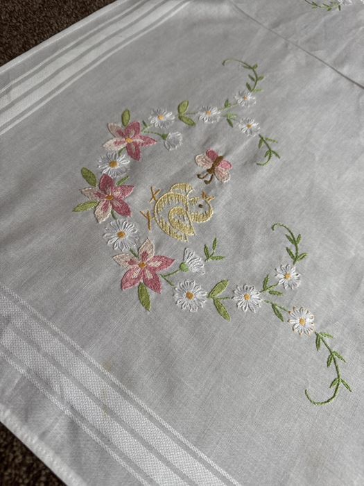 Obrus ręcznie haftowany  wiosenny do kolekcji
