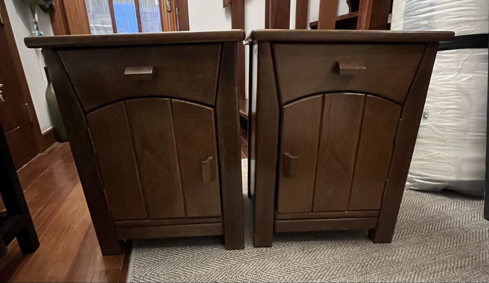 Cama de casal com colchão bom estado e duas mesas de cabeceira