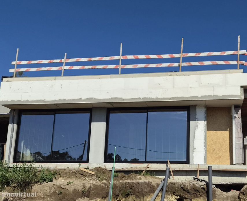Moradia T2 com piscina entre o rio e o mar