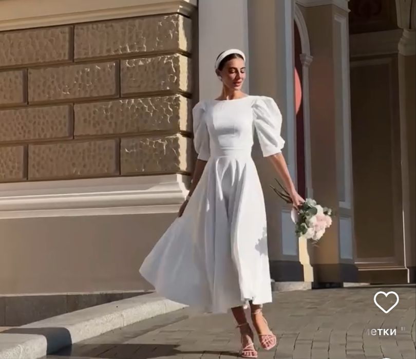 Біла весільна сукня