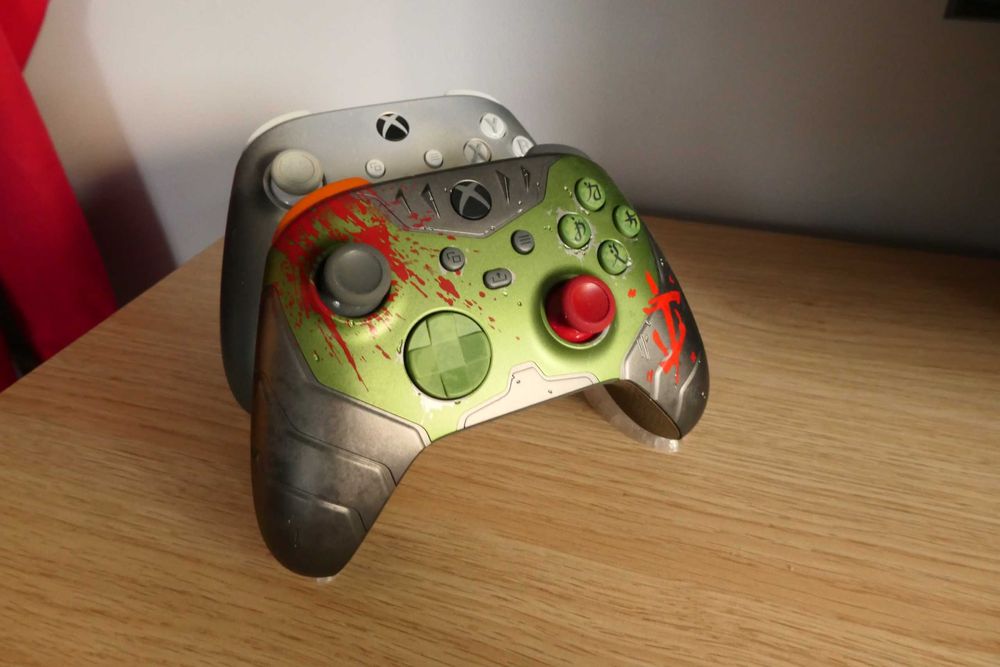 Minimalistyczna podstawka pod 2 pady XBOX Series S/X lub PS5