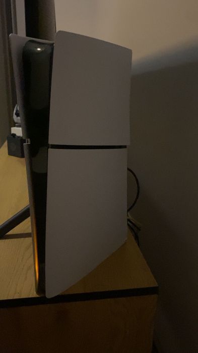 PlayStation 5 Slim Digital + 2 Kontrolery DualSense + Stacja Ładująca (Stan BDB)
