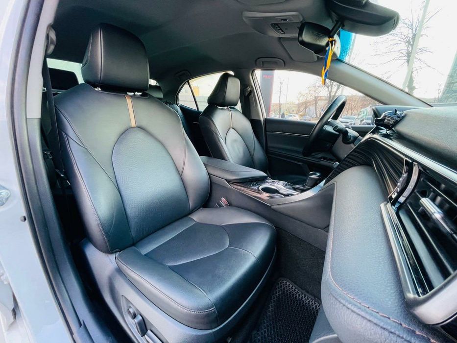 Toyota Camry 2020 гібрід