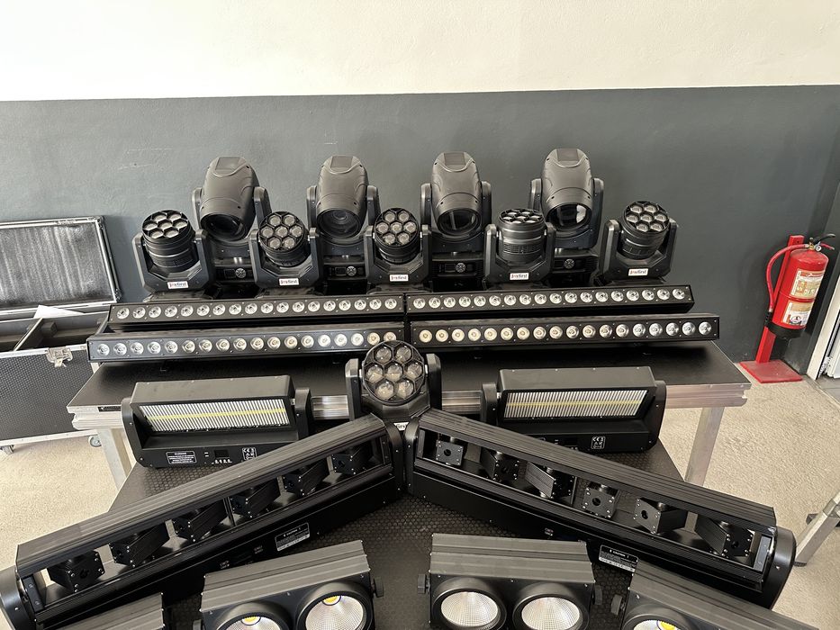 Lote completo profissional de luzes (Moving head, Wash head, etc)