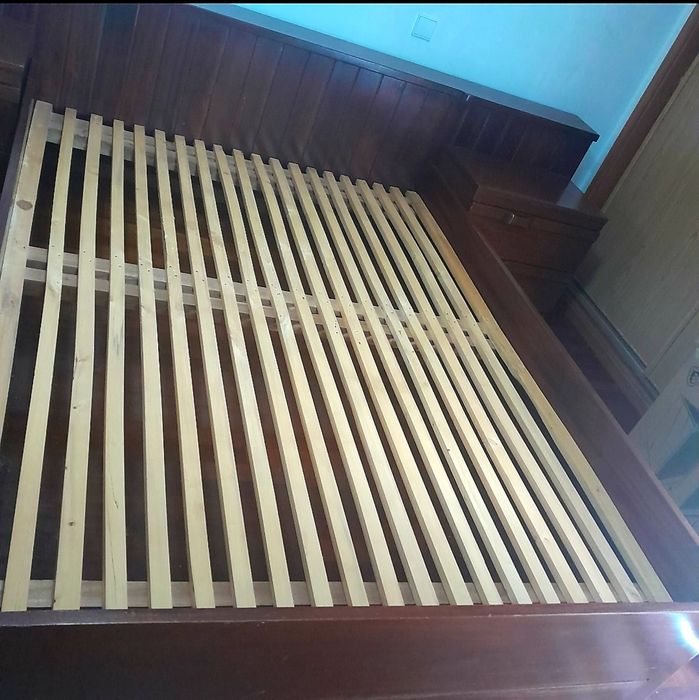 Cama casal com cabeceira estrado e mesas de cabeceiras
