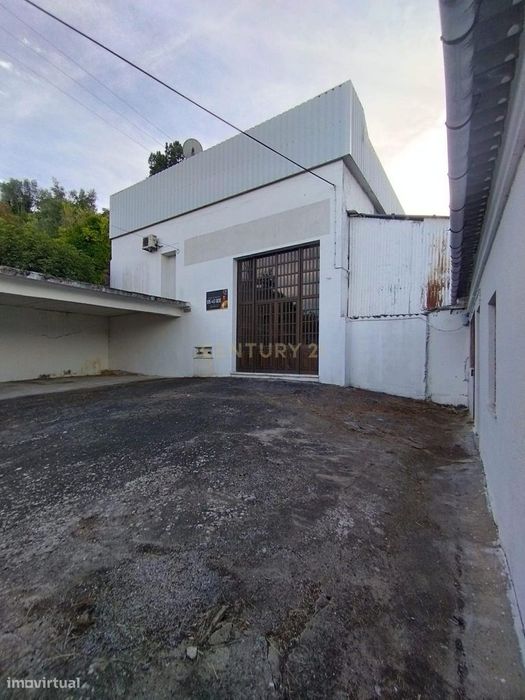 Armazém com 944 m² junto à estação de comboios de Tomar