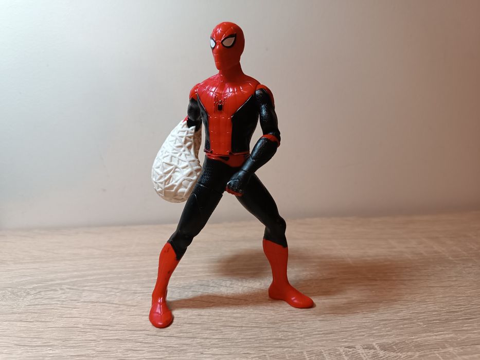 Hasbro Spider-Man: Far from home - Web Punch Spider-Man Figure