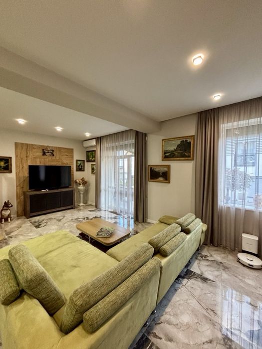 Здається Сучасний котедж в центрі Трускавця