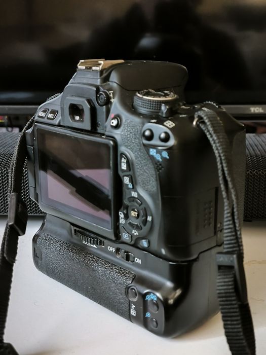 Aparat Canon 600d + Grip + 2 baterie!!