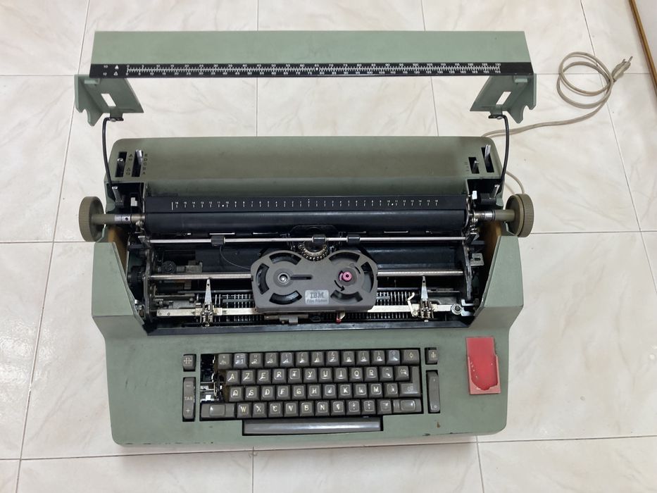 IBM Selectric typewriter (não funciona)64739413261313122