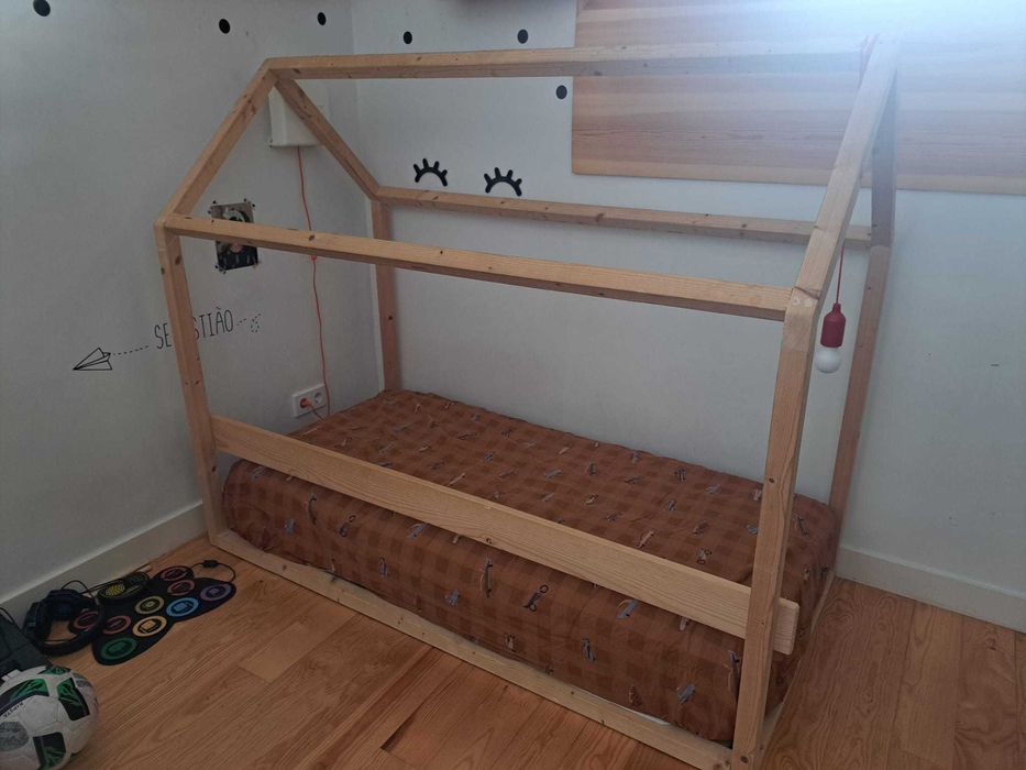 Cama Montessori em madeira (com colchão)