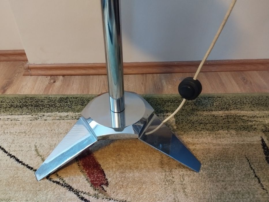 Lampa podłogowa z blatem