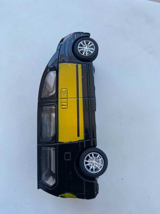 Miniatura de Carro Van em Metal - Preto e Amarelo - 10 cm
