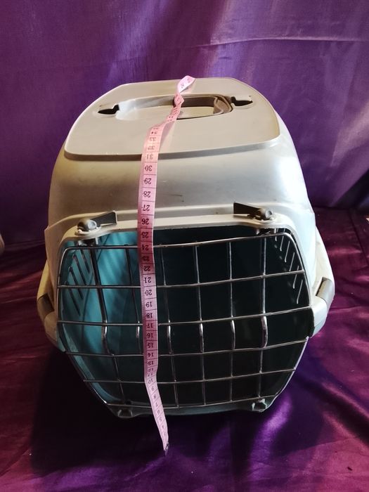 Продам переноску маленькую для кошки или маленькой собаки.