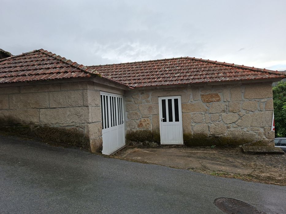 Casa junto à barragem de Daivões