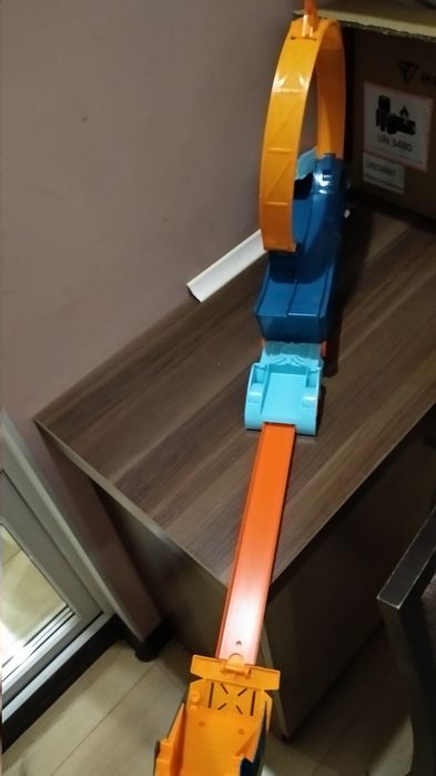 Автовоз трейлер Хот Вилс с петлей Hot Wheels Stunt & Go Track