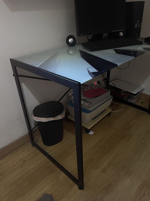 ⸻  Mesa de Secretária em Vidro Temperado com Estrutura Metálica