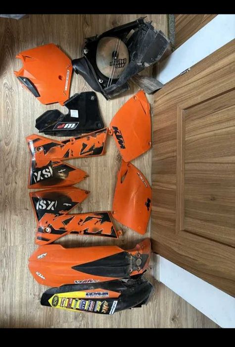 Części plastiki owiewki boczki osłony ktm.