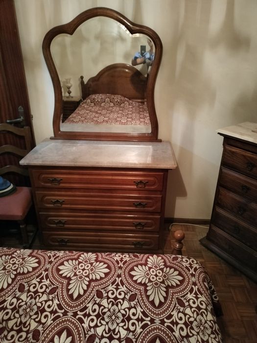Quarto com roupeiro, cama e cómoda