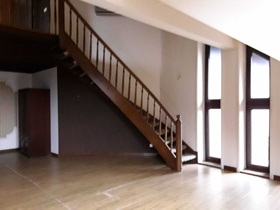 schody drewniane samonośne