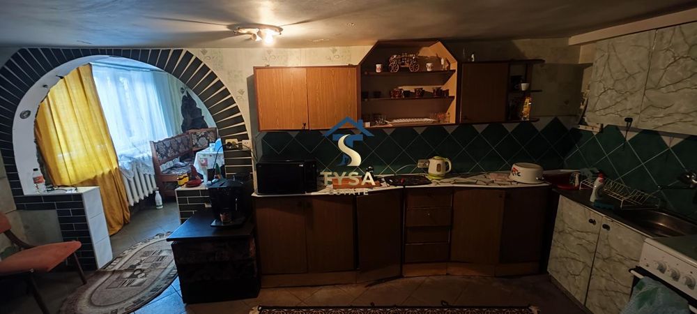 Великий будинок у Тячеві: 210 м², 7 соток, гараж та всі комунікації