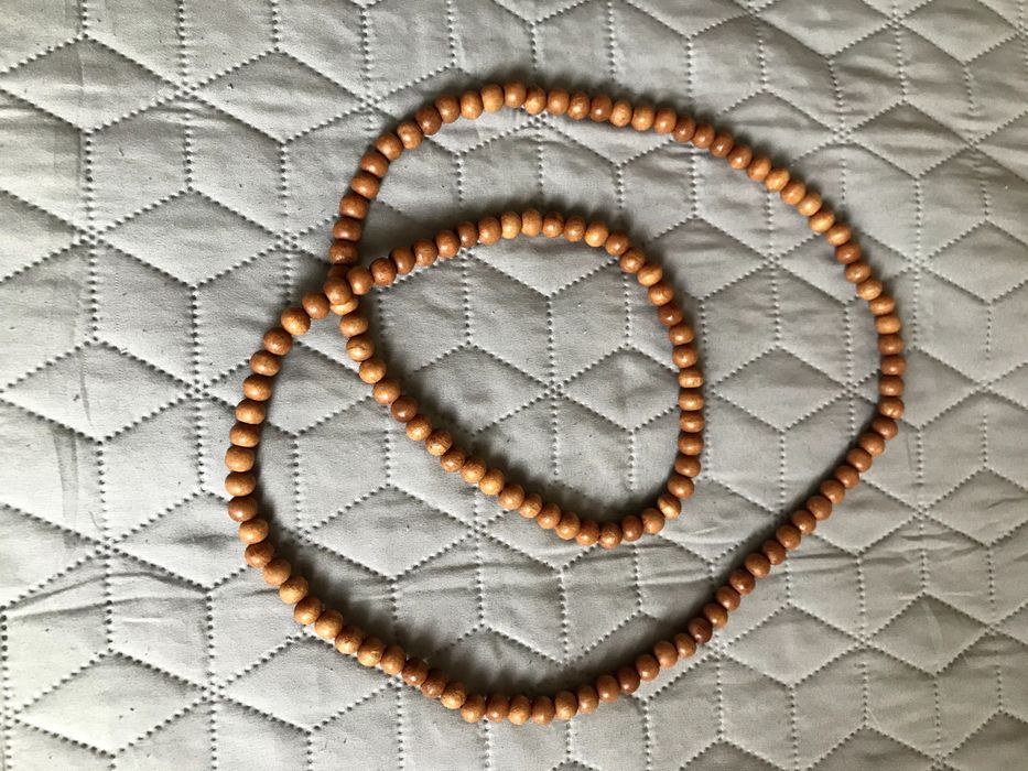 Naszyjniki z drewnianych elementów