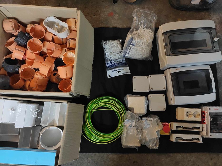 Pozostałości po budowie, puszki,kable,rozdzielnica,przewód,elektryka