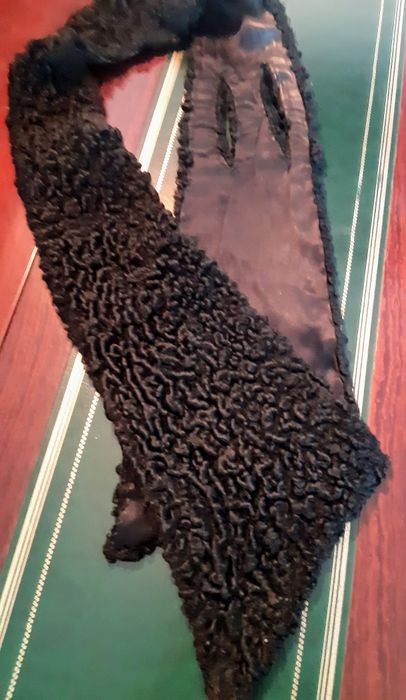 Gola em pele de Astrakan genuína forrada a seda.