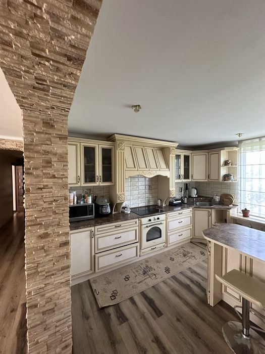 Продаж житлового будинка з комер. приміщенням (сауна ,басейн, більярд)