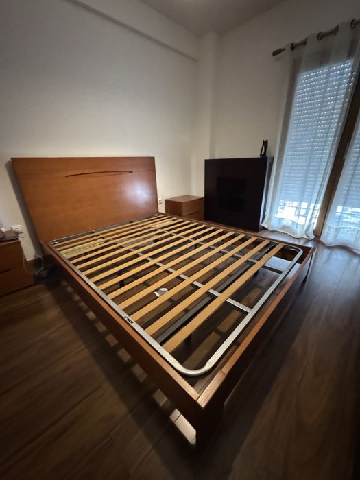 Cama de casal 150x200 cm em madeira + estrado