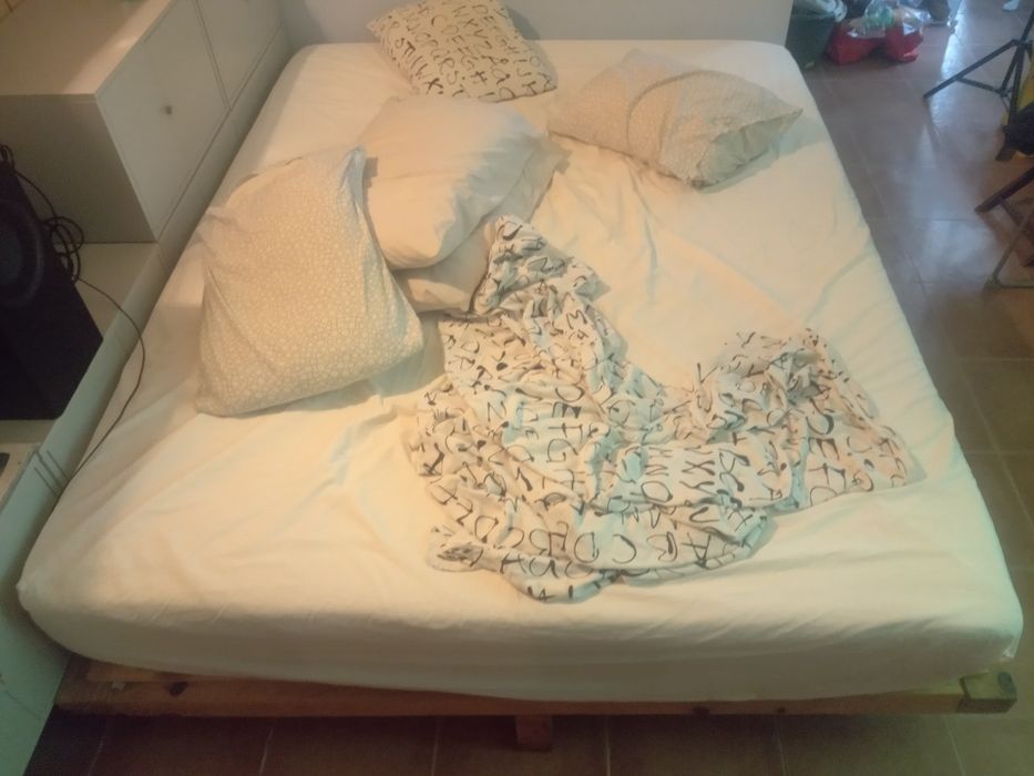 Cama de casal feita à mão