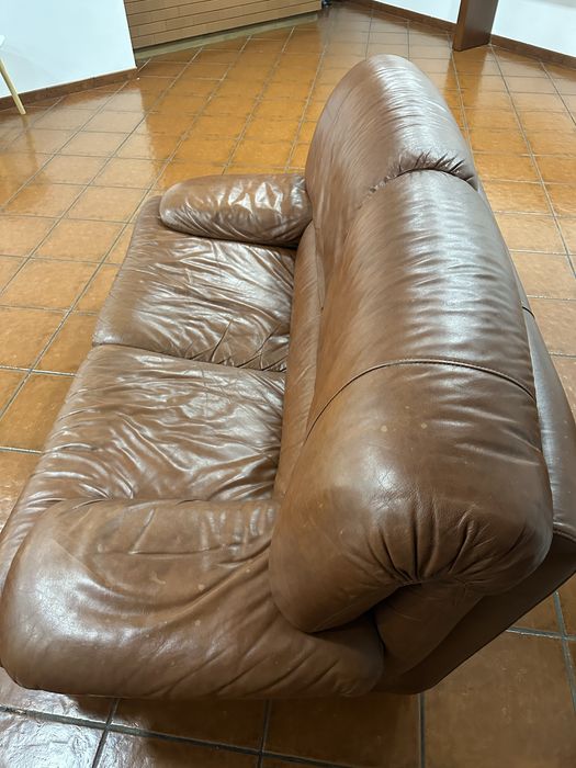 2 sofas em pele
