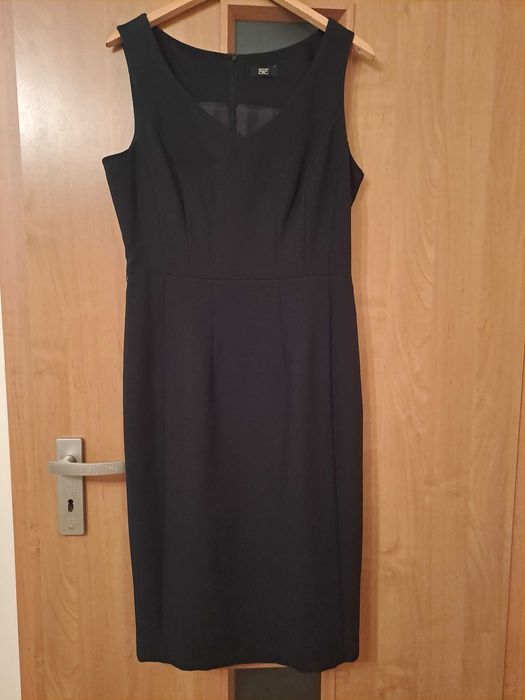 Sukienka mała czarna bez rękawów