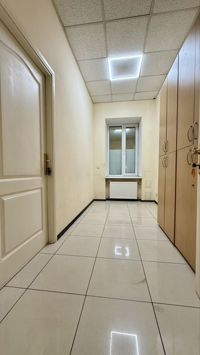 Продаж квартири  85 м² Київ, вул. Німецька 3  метро Палац Україна 1 поверх 4 кабінети Ремонт  Центр  Під офіс, салон, студію