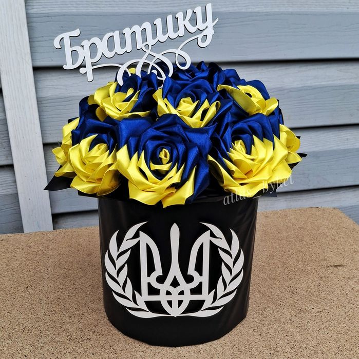 Букет з атласних троянд для героя