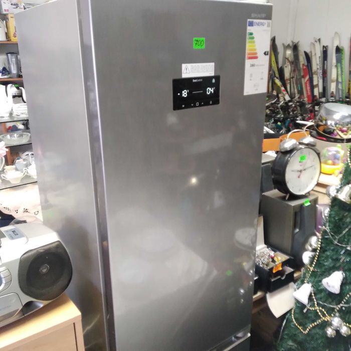 Duża lodówka "Sharp" z elektronicznym wyświetlaczem / Zachęcam