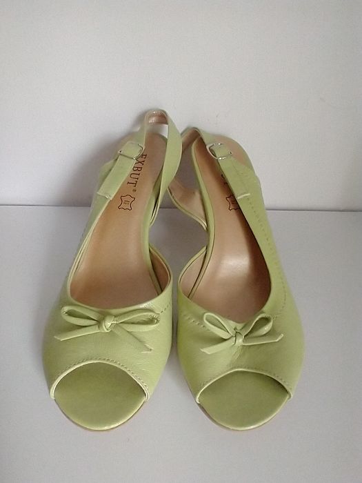 Sandały na obcasie w kolorze soczystej zieleni. Rozmiar 40.