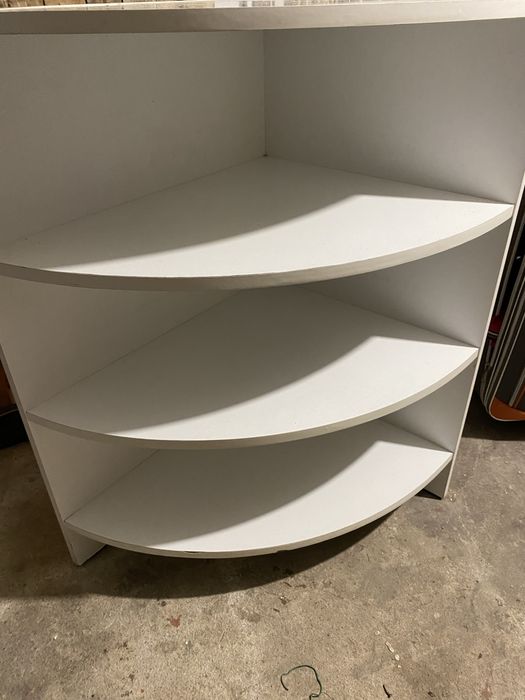 Półka pół okrągła biała narożnik.