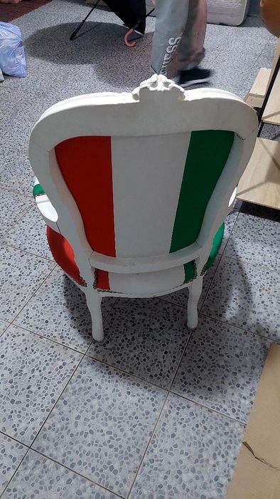 Cadeira com a bandeira de Itália. Com marcas de uso.