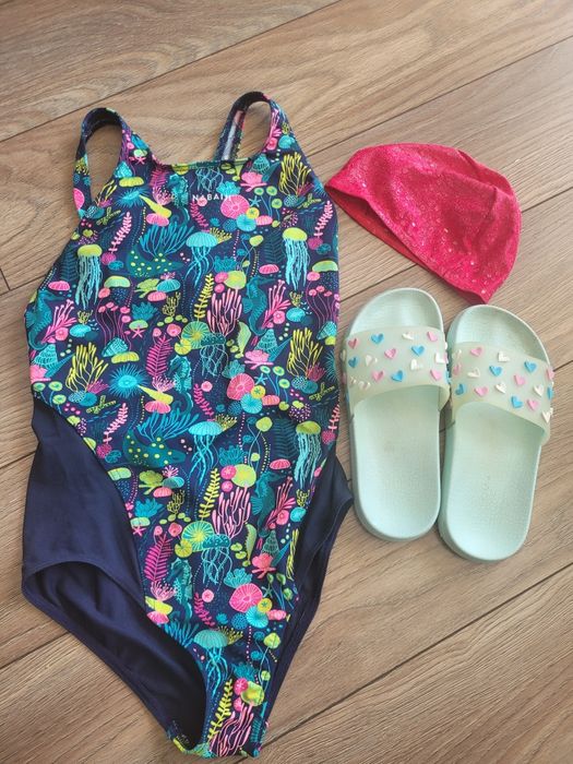 Strój kąpielowy 152, czepek i klapki 35
